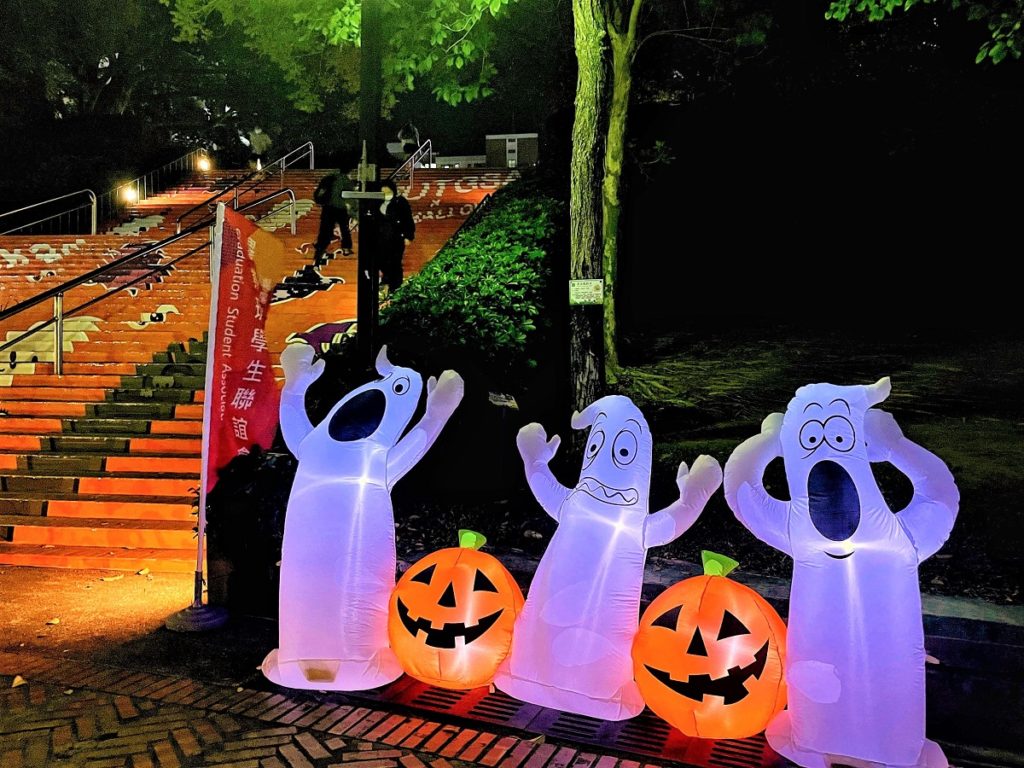 朝陽科大學子在萬聖夜為校園變裝,裝置藝術在燈光投影之下,校園變得奇幻美麗。(圖/朝陽科大提供)