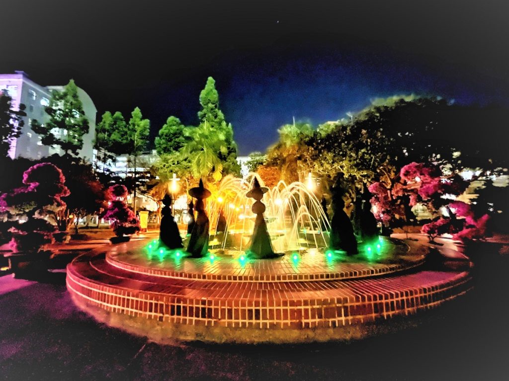 朝陽科大學子在萬聖夜為校園變裝,裝置藝術在燈光投影之下,校園變得奇幻美麗。(圖/朝陽科大提供)