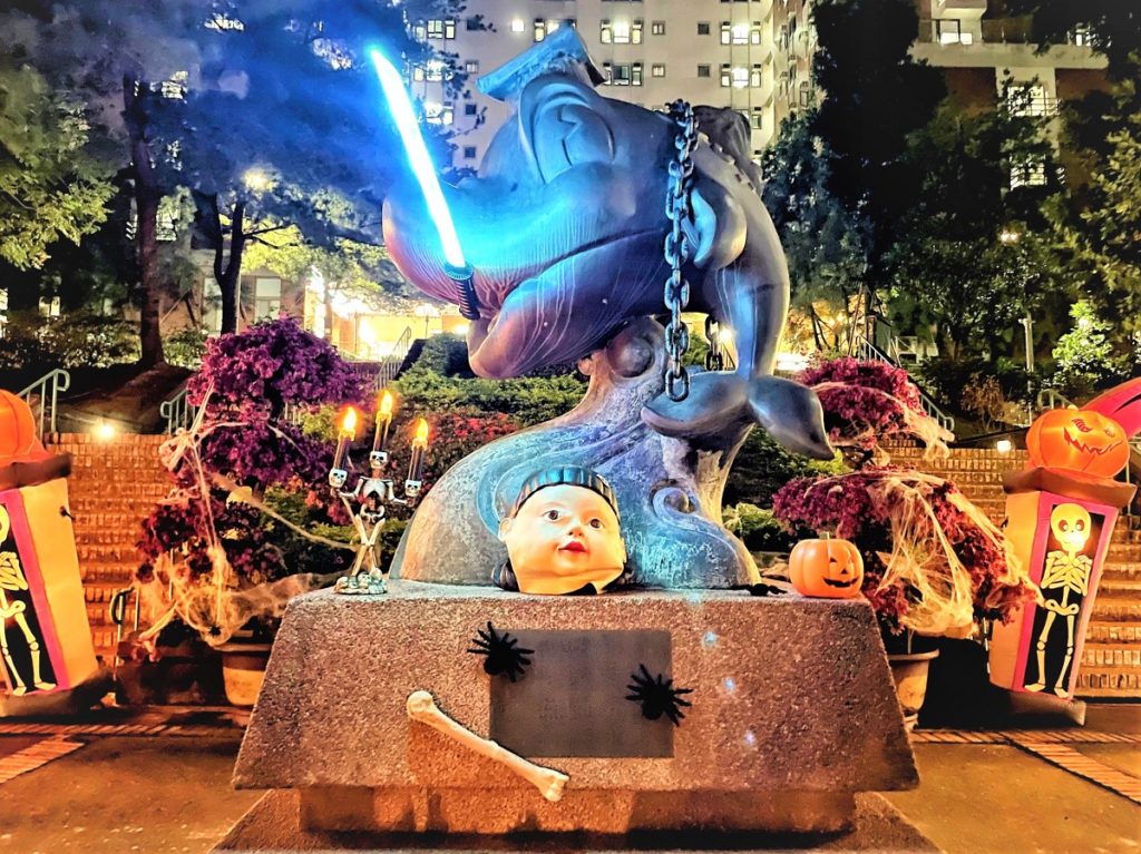 朝陽科大學子在萬聖夜為校園變裝,裝置藝術在燈光投影之下,校園變得奇幻美麗。(圖/朝陽科大提供)