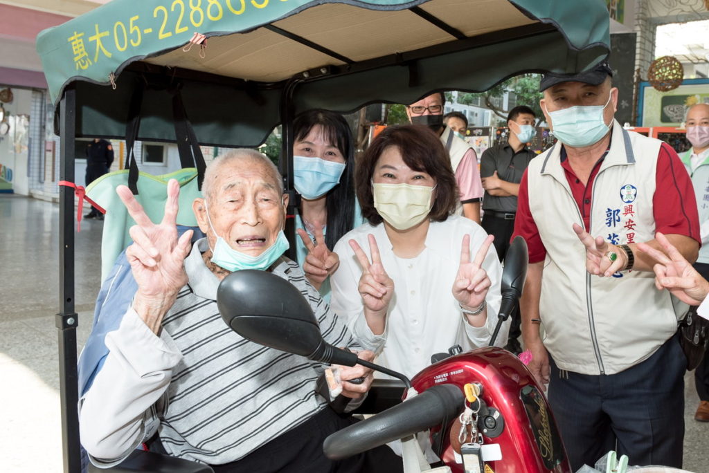 市民開心與黃敏惠市長合照