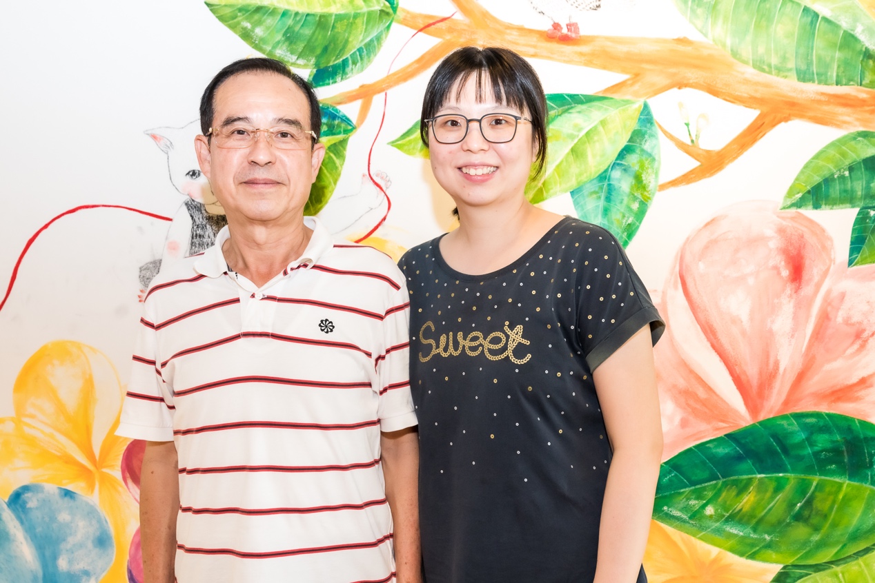 70歲的林先生(左)由女兒報名,兩人一同前來參與課程,表示之前沒接觸過瑜珈,年紀大之後能舒展自己筋骨非常好。(圖片提供:弘點全球顧問有限公司)