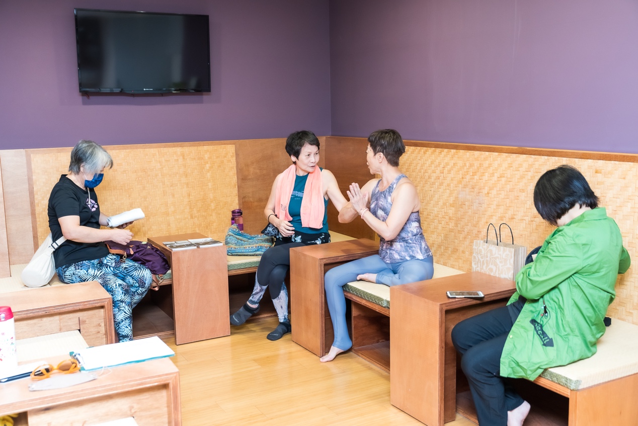 學員反應熱烈,下課後常與冬蓮阿嬤繼續討論。(圖片提供:弘點全球顧問有限公司)