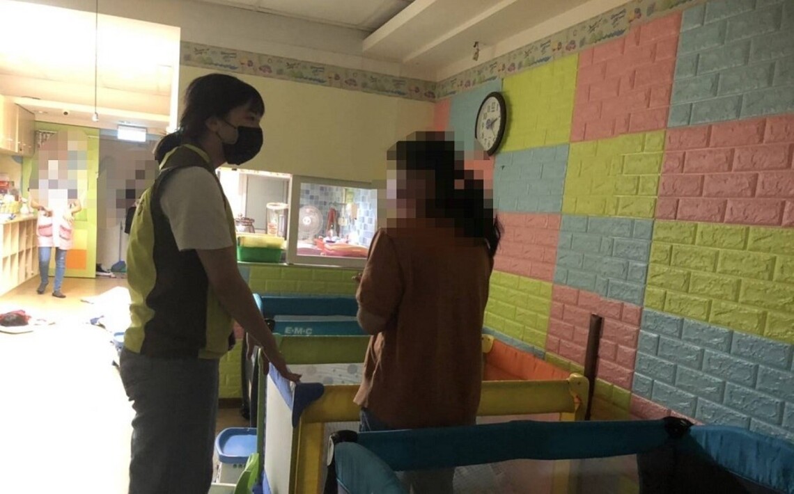 高市社會局查獲未立案托嬰中心 人員阻稽查夾傷社工手 三度違法加重處分!