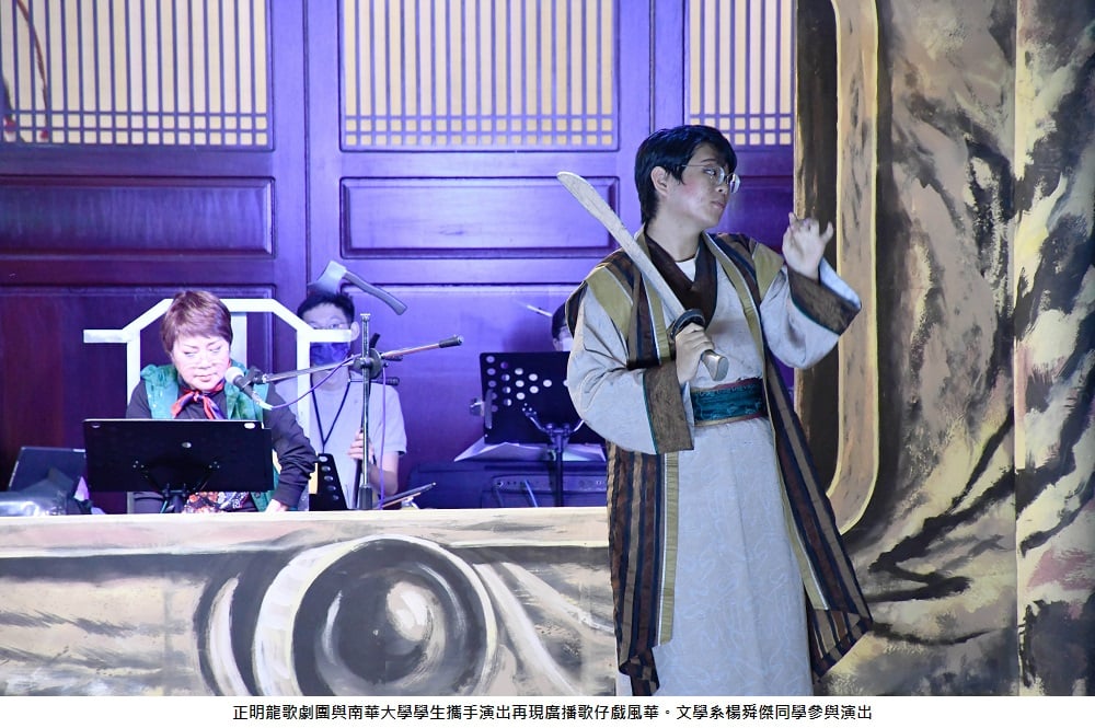 可能是 1 人、站立、室內和文字的圖像