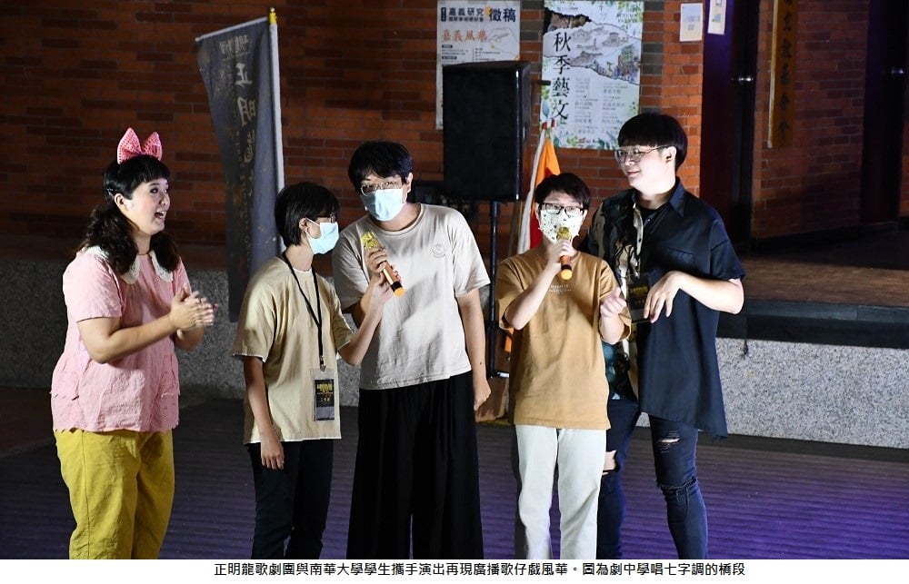 可能是 3 個人、大家站著和室內的圖像