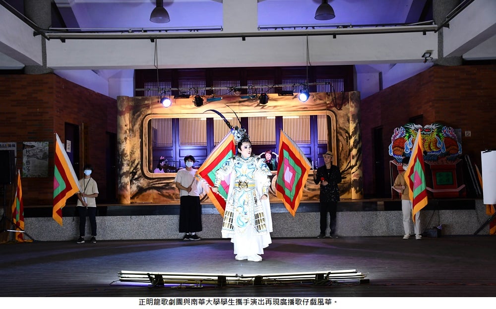 可能是一或多人、大家站著和室內的圖像