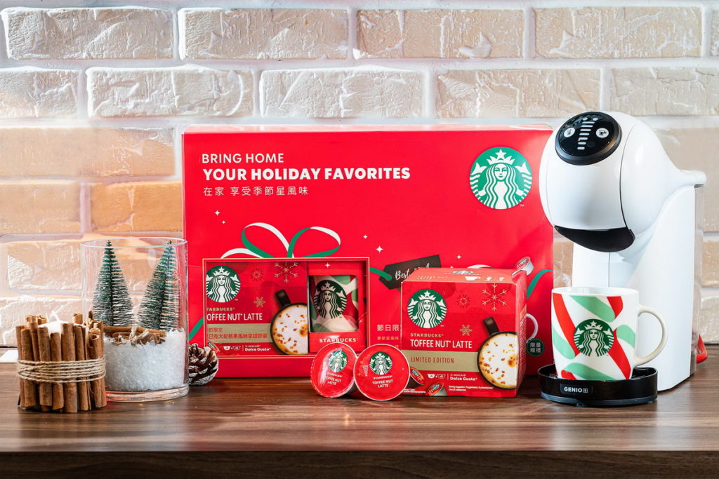 .限定禮盒組皆含今年專屬的季節限定版馬克杯，以經典紅、綠色調，搭配禮物緞帶概念設計，帶出聖誕佳節的幸福滋味。
