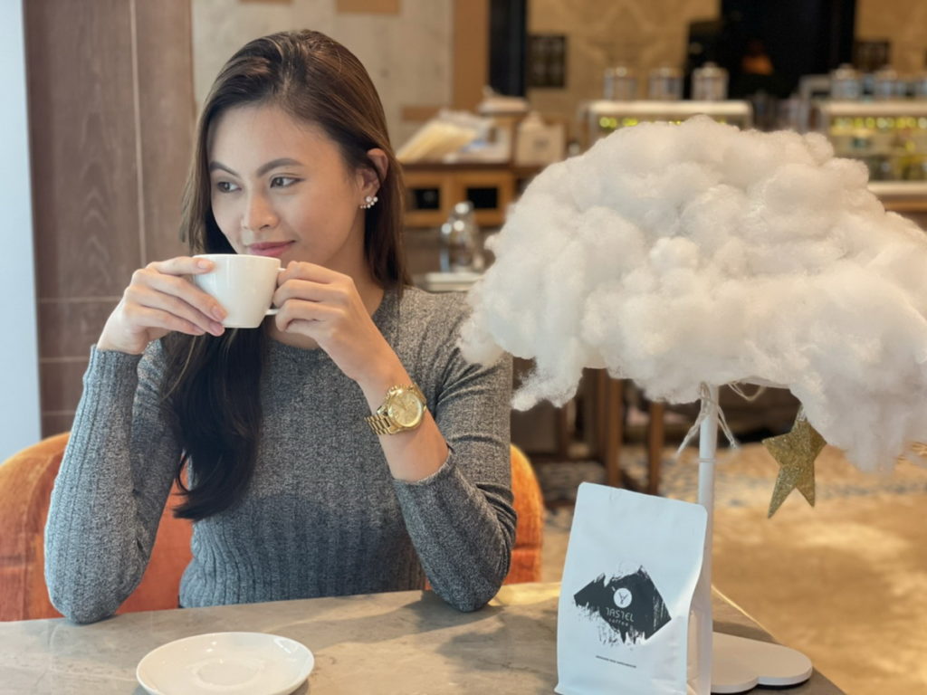 The Lounge 大廳酒吧與精品咖啡業者TASTEL COFFEE合作,推出多款精品手沖咖啡,從明亮到濃厚的口感,品嚐簡單純粹的溫暖咖啡香。(圖/六福旅遊集團提供)