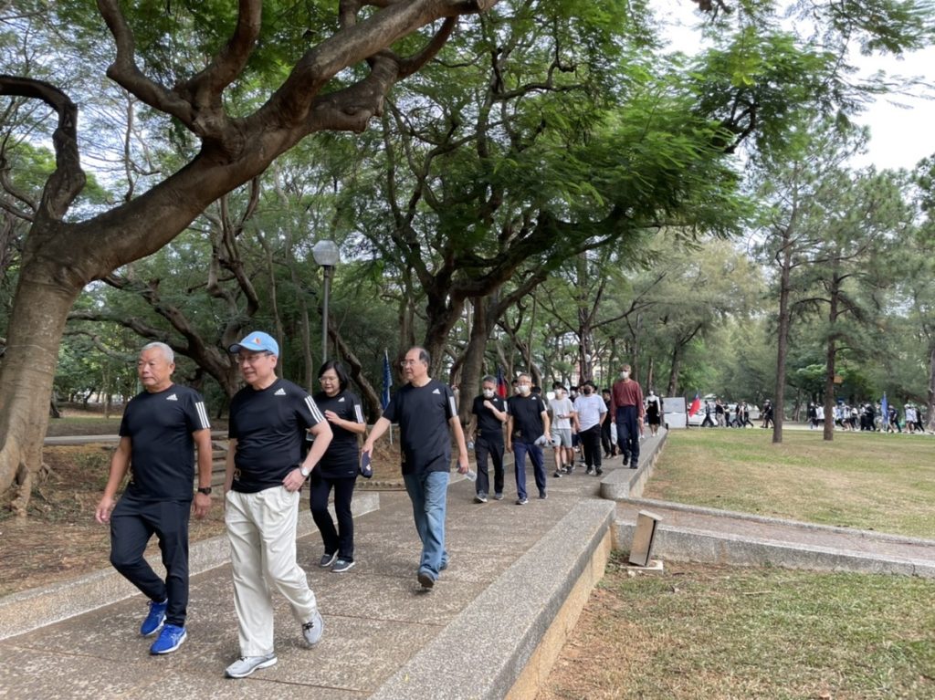 東海大學66週年校慶，由校長王茂駿（前排右）帶領師生健走，增強防疫期間抵抗力。（圖/東海大學提供）