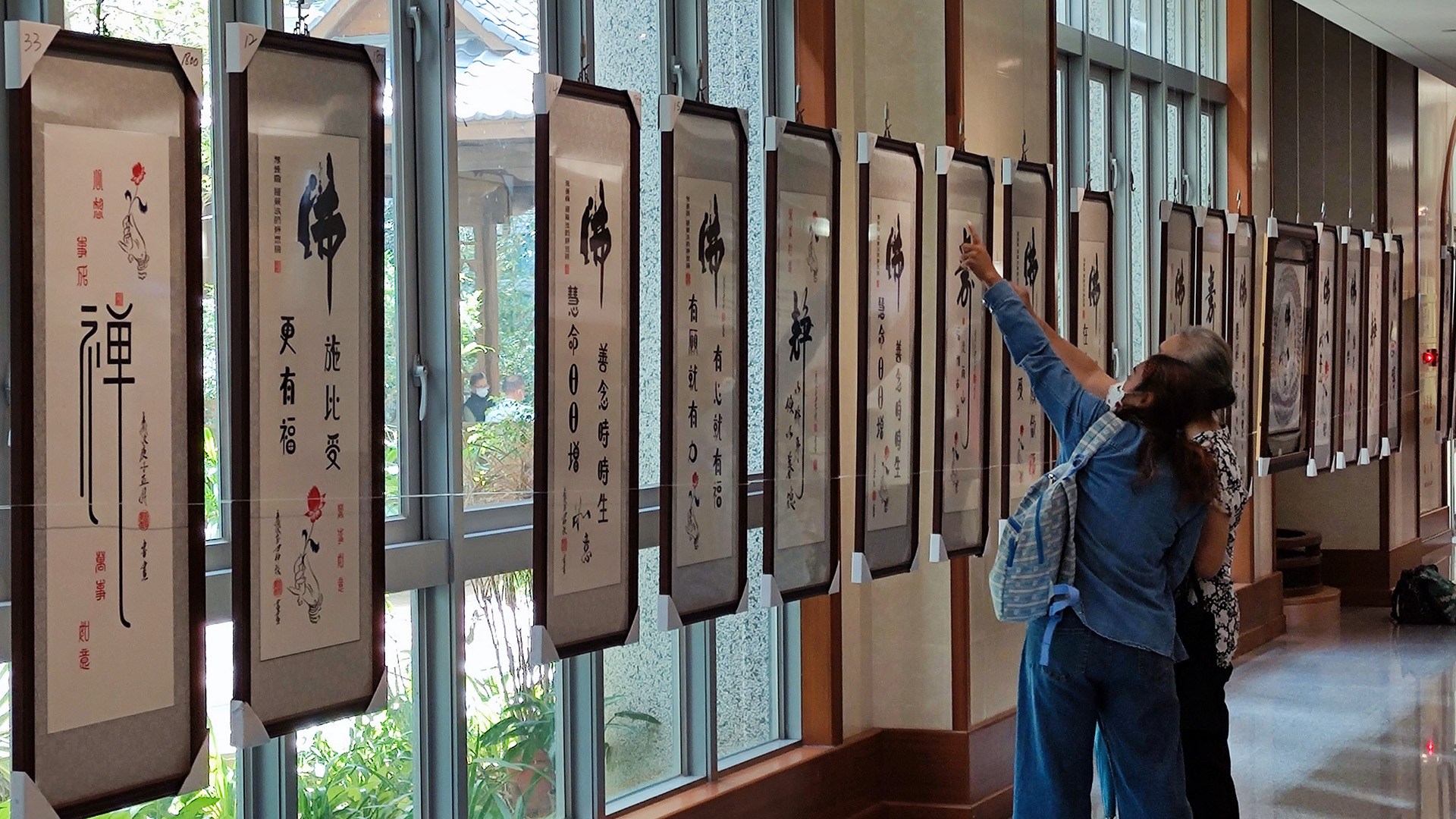 欣賞「劉學盛佛經書畫獻愛展」的鄉親,都表示他的作品很容易親近。