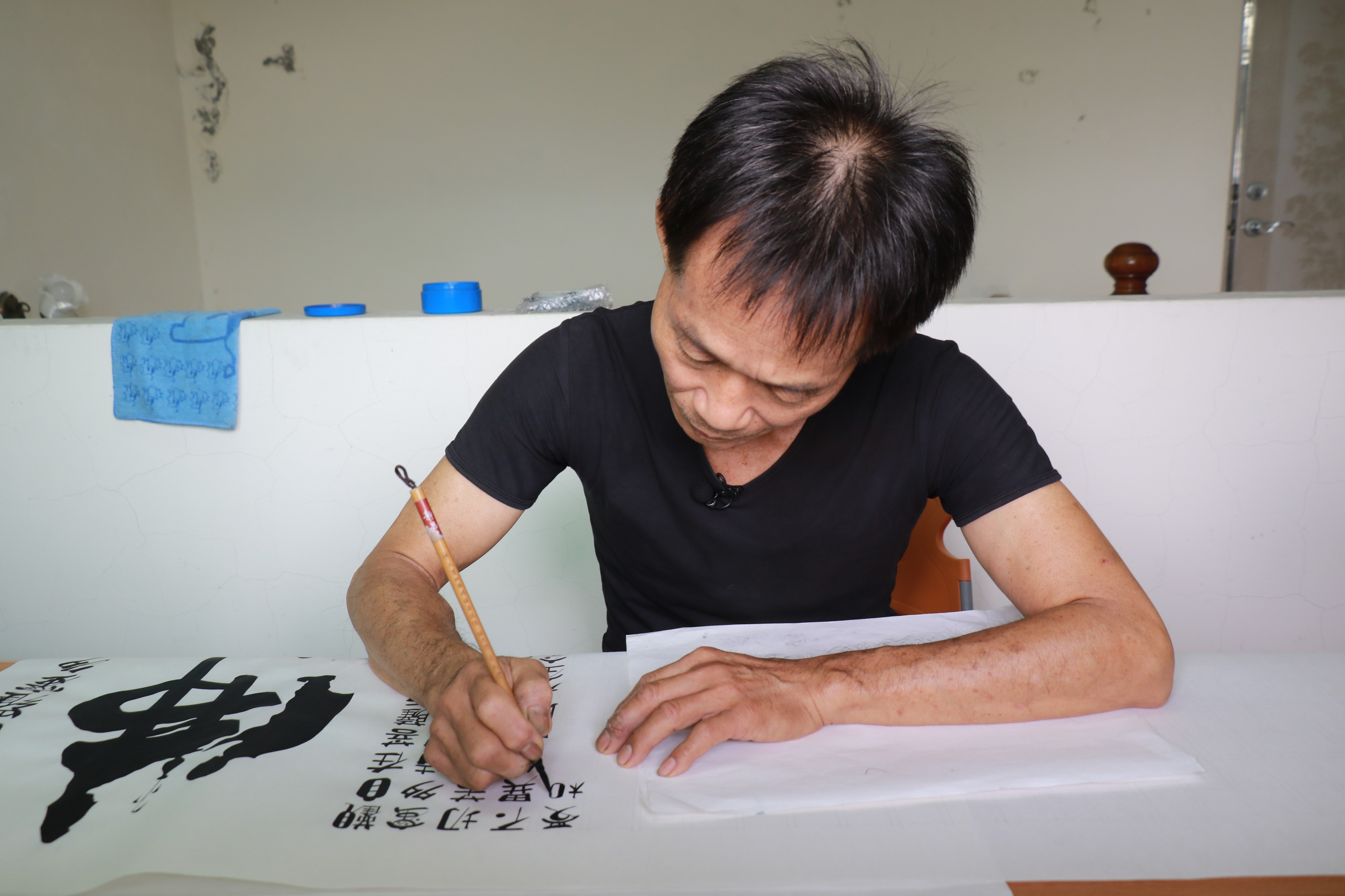 劉學盛師兄在家裡專注的書寫作畫。
