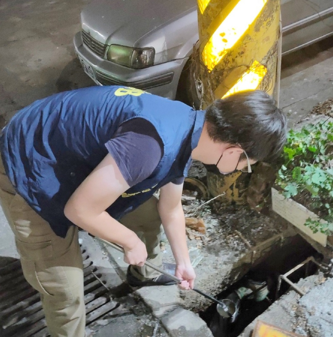 強鹼廢水污染河川水質 環保局半夜查獲不法業者繞流偷排