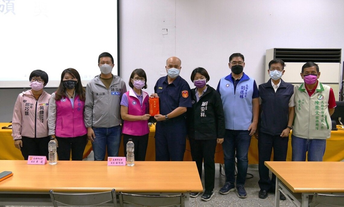 為堅守崗位的基層員警加油打氣 議長曾麗燕前往鳳山警分局頒發慰勞金