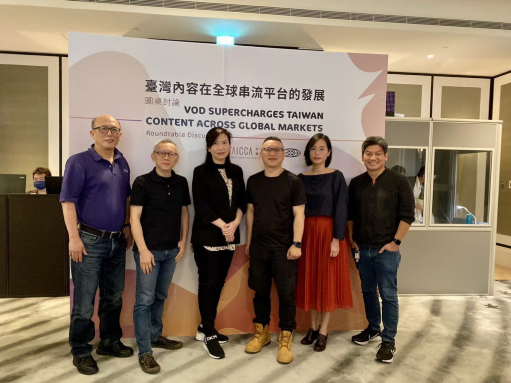 「臺灣內容在全球串流平台的發展」論壇與會貴賓,左起台灣線上影視產業協會理事長錢大衛、柒拾陸號原子董事總經理楊志光、台灣大哥大個人用戶事業群副總經理李芃君、瀚草影視文化總經理湯昇榮、影響原創影視內容籌製總監陳劭怡及文化內容策進院顧問柯子怡。