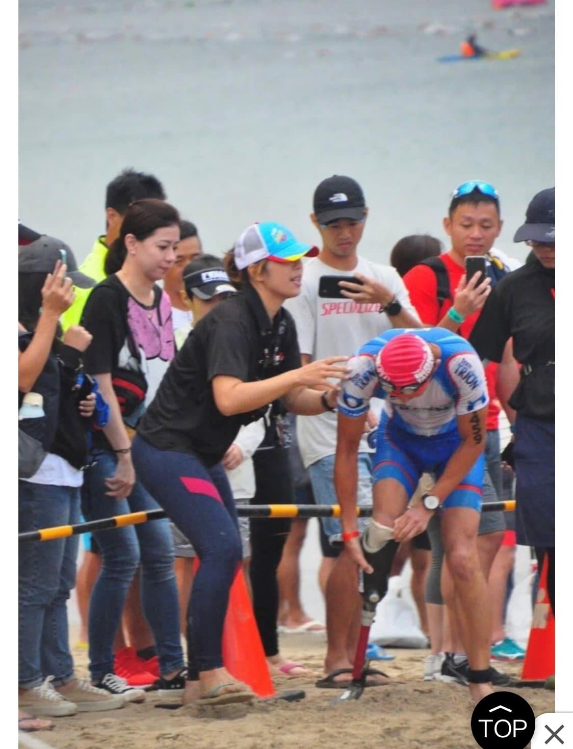 陳思儀在 IRONMAN Taiwan 澎湖，協助身障選手上岸。圖片來源：陳思儀