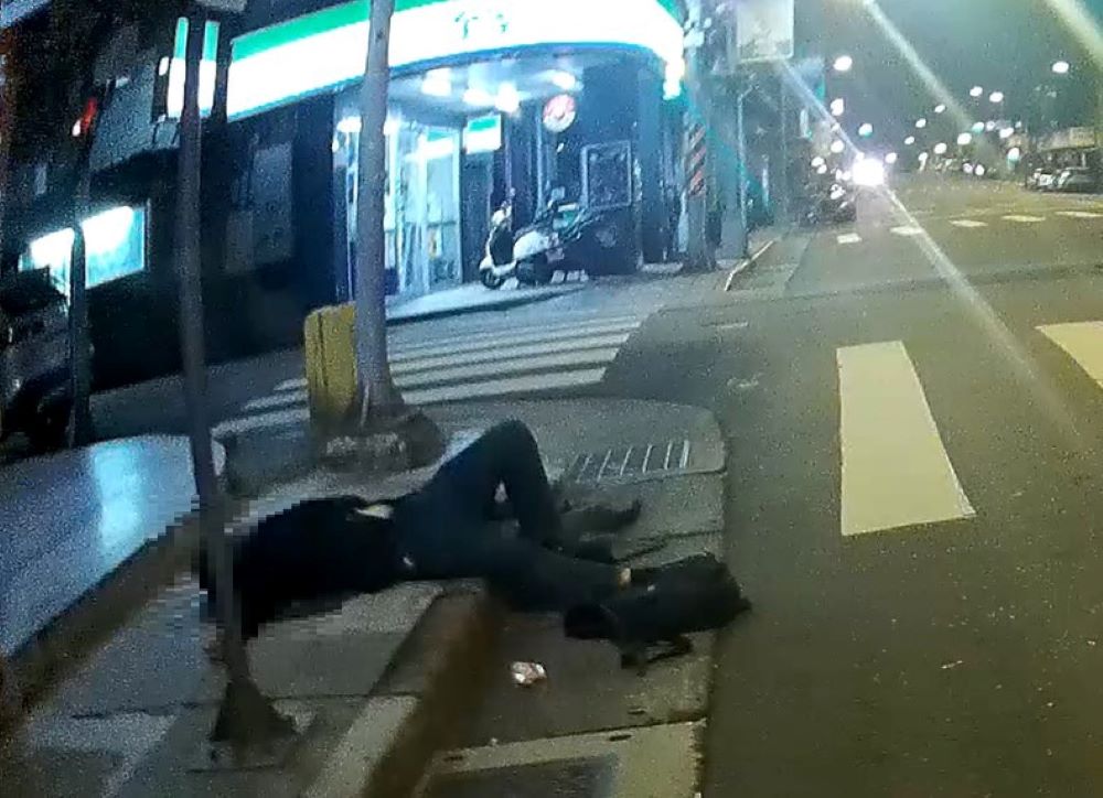 劉民酒醉倒臥路旁