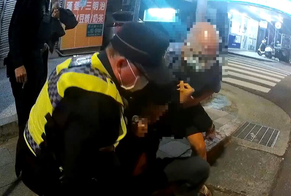 警方與劉民家屬協力攙扶劉民