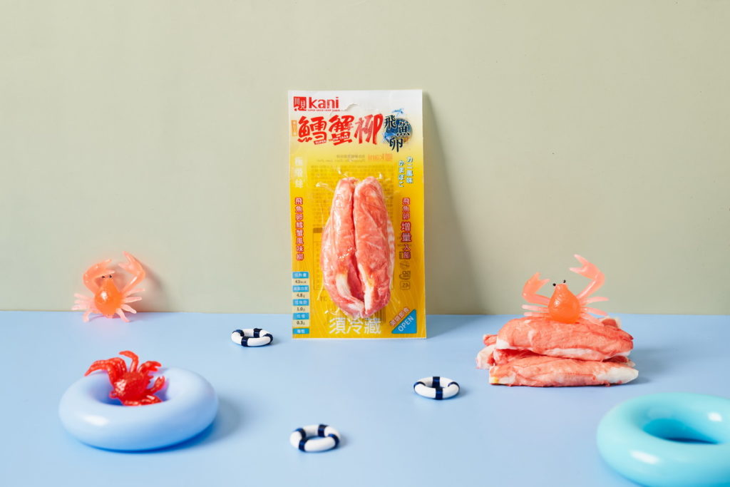 亮眼新星「飛魚卵鱈蟹柳」售價NT$45_包,以獨家夾心技術,加入銷魂嗶啵飛魚卵,雙料爽嗑免剝殼,一口接一口超涮嘴,滿足秋天吃蟹的口腹之慾。