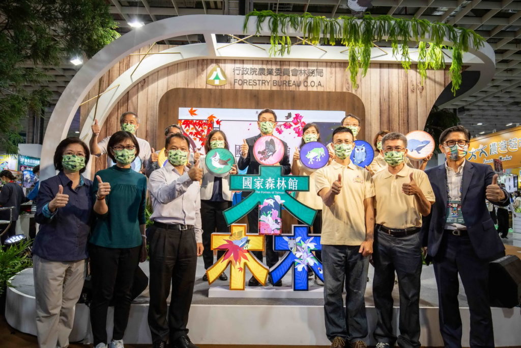 在林務局局長林華慶、副局長林澔貞帶領下，為2021年台北國際旅展-林務局國家森林館正式揭開序幕