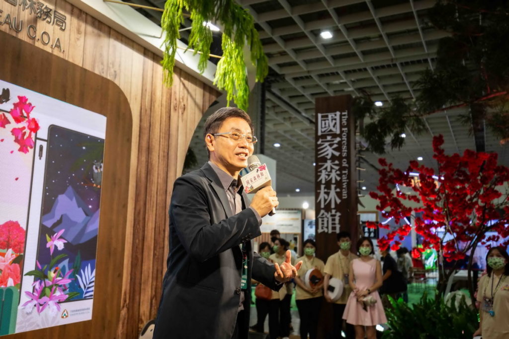 林務局局長林華慶現場致詞，鼓勵民眾把握旅展各種優惠的好機會，選購各式推薦精選的旅遊套組