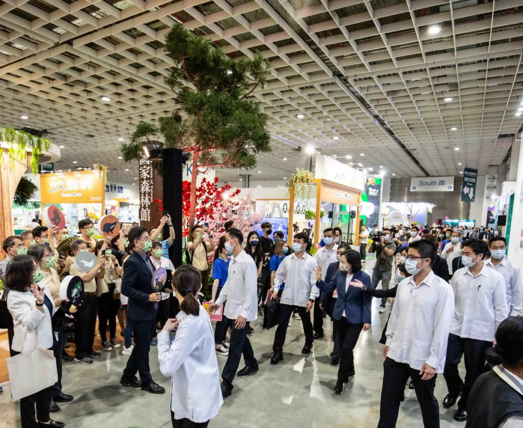 蔡英文總統蒞臨2021台北國際旅展，並至林務局國家森林館致意，期許活動成功