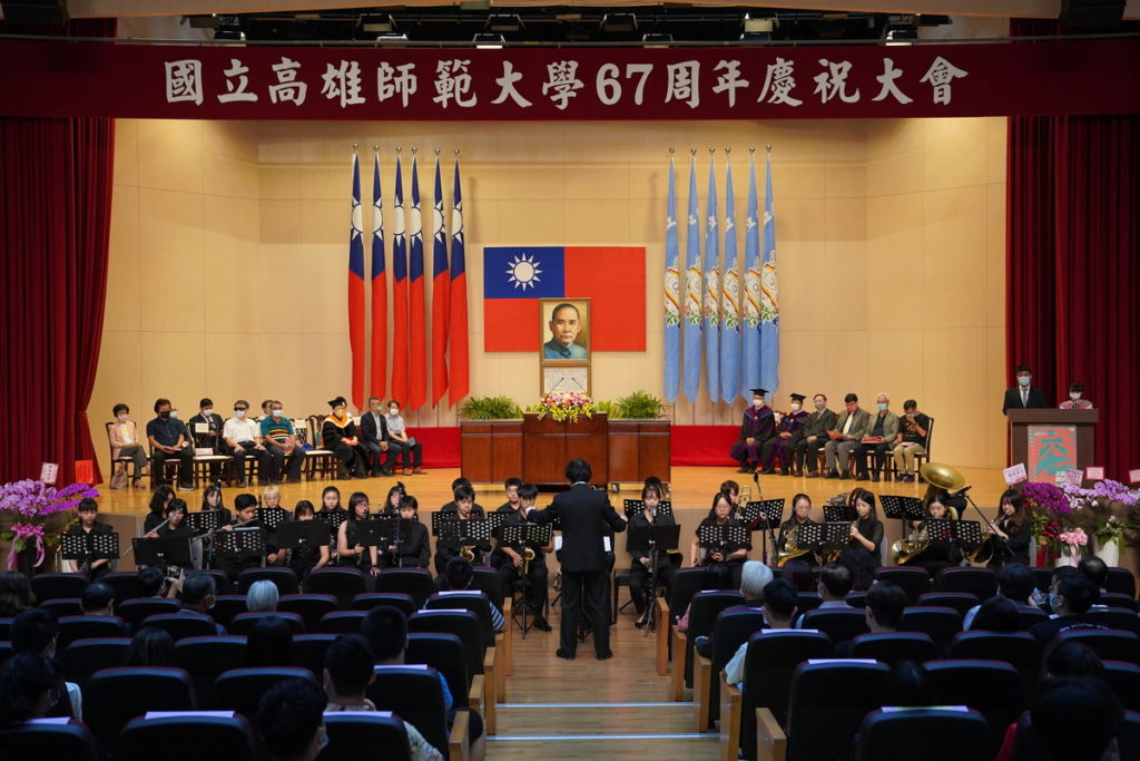 王戰教授帶領學生管樂團，演奏溫馨喜悅樂曲拉開序幕
