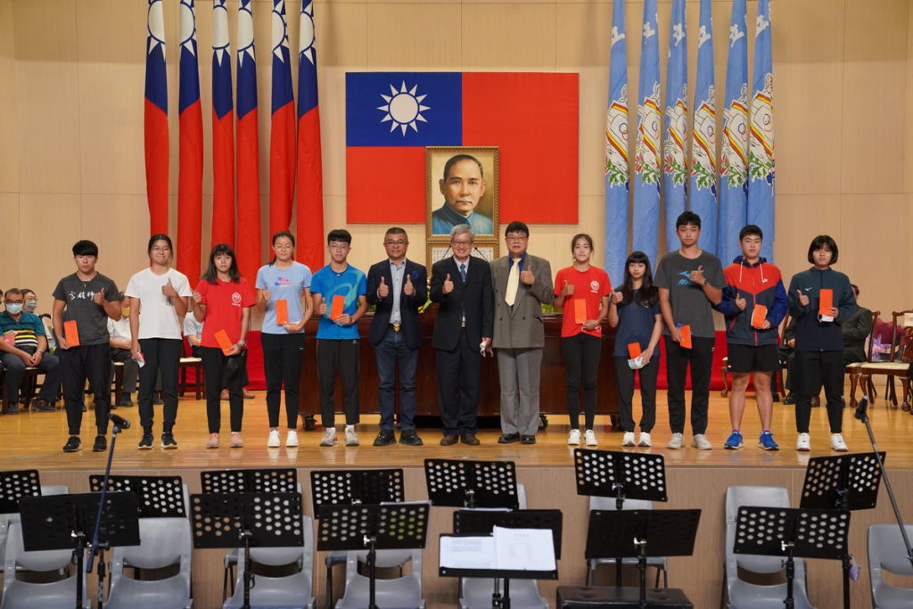 吳校長偕同吳尚謙董事長（左6）及陳逸虹理事長（右6）頒發全大運績優選手助學金