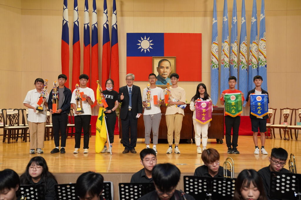 校長頒發精彩創意啦啦隊影片拍攝績優學系後合影