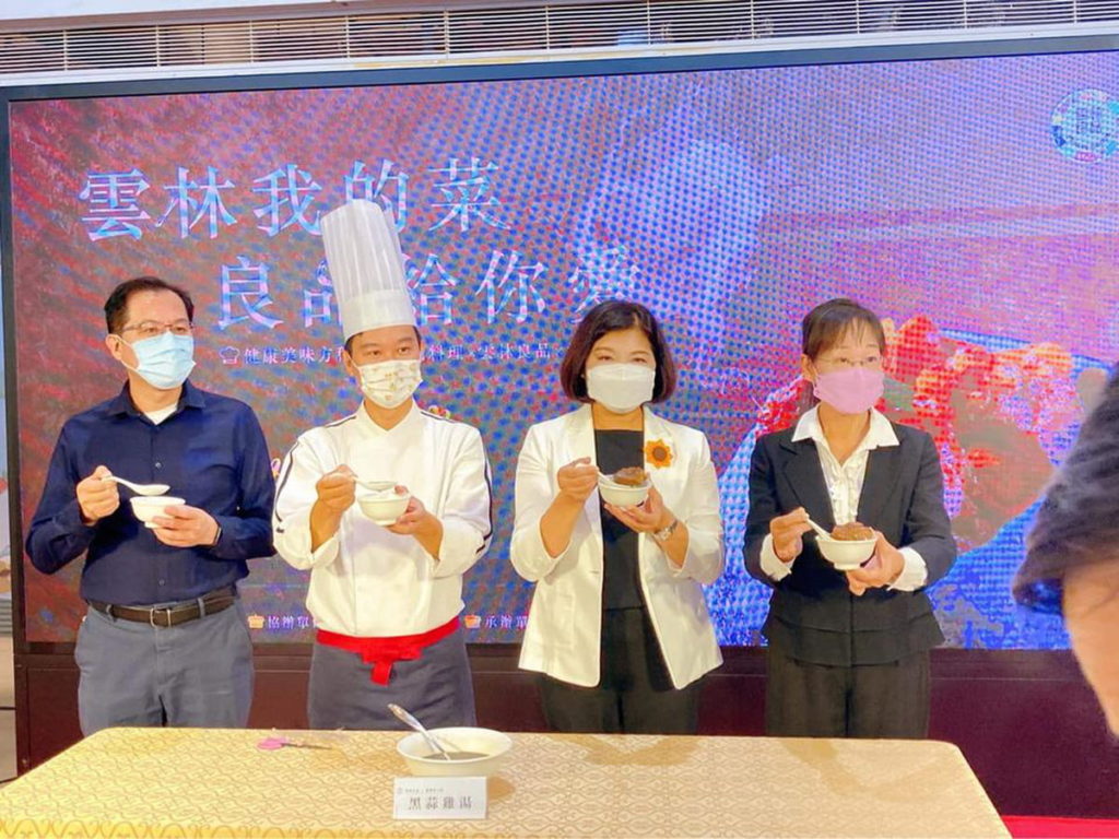 左起吳芳銘、溫國智、縣長張麗善等人