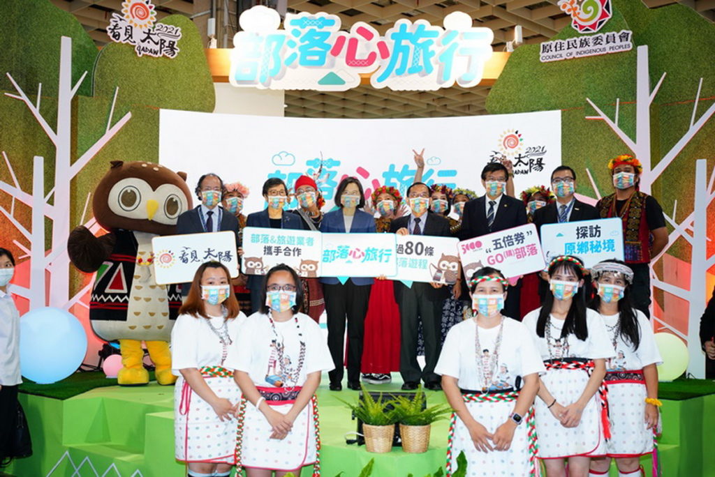 原民會與12家旅遊業者攜手合作，在旅展推出精選70條以上部落旅遊路線，歡迎大家來感受「部落心旅行」