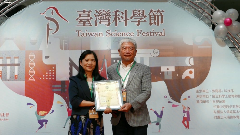 可能是 2 個人和大家站著的圖像