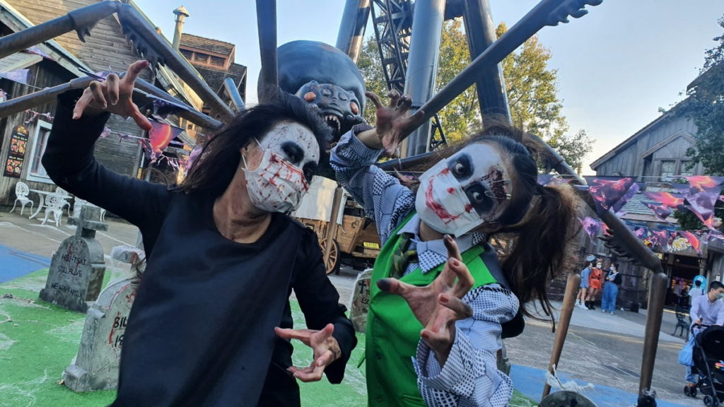 墓碑鎮搞鬼最後倒數，擬真特效鬼妝秒變喪屍。圖 六福村提供