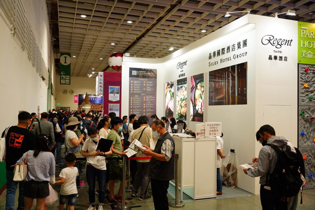 晶華酒店集團歲末最大檔,提供捷絲旅聯合住宿券NT$2,000的2折下殺優惠,吸引許多民眾排隊搶購。