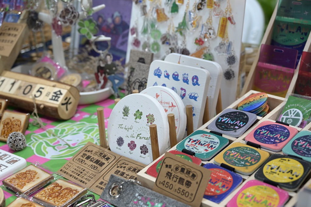 療癒性十足的「玩趣市集」,聚集許多文創市集攤位,不但能買文創小物,還有限量場次的手作小物教學免費體驗。