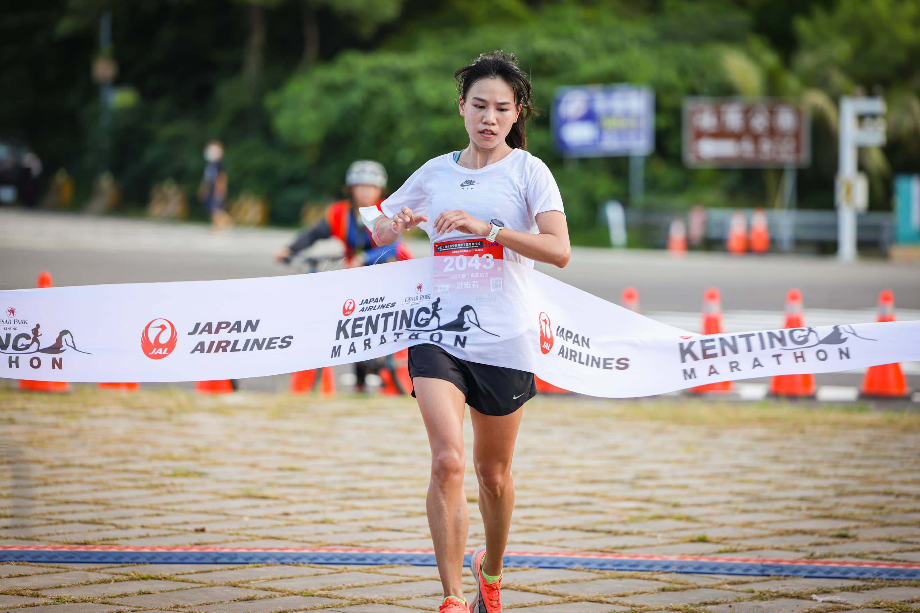 半馬女子組冠軍則是2017年世大運團體組半馬銅牌「玉兔女神」游雅君以01:27:33奪下。