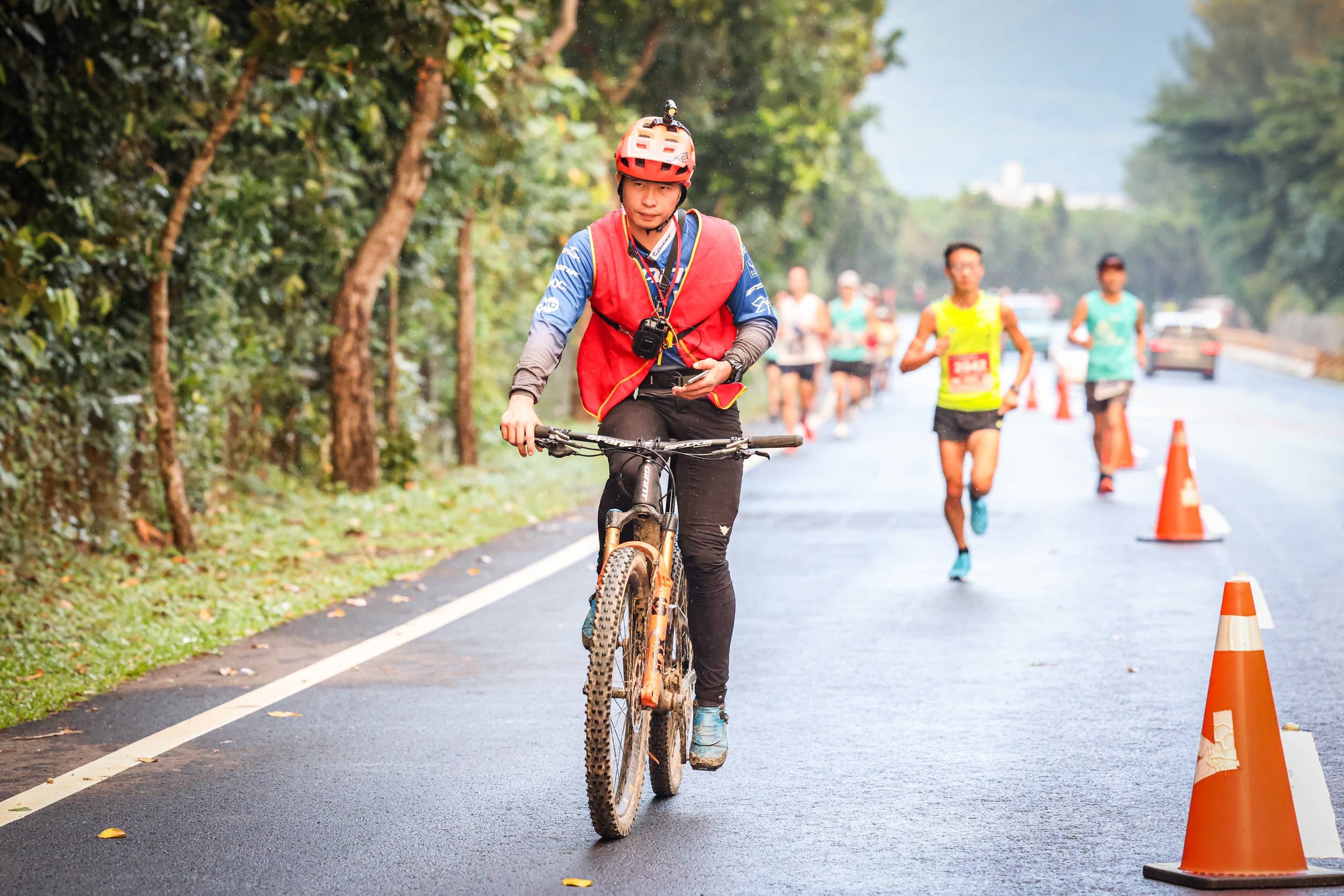 半程馬拉松男子組特別請到登山車國手「亞州車神」阿丹江勝山騎著的登山車擔任前導任務。