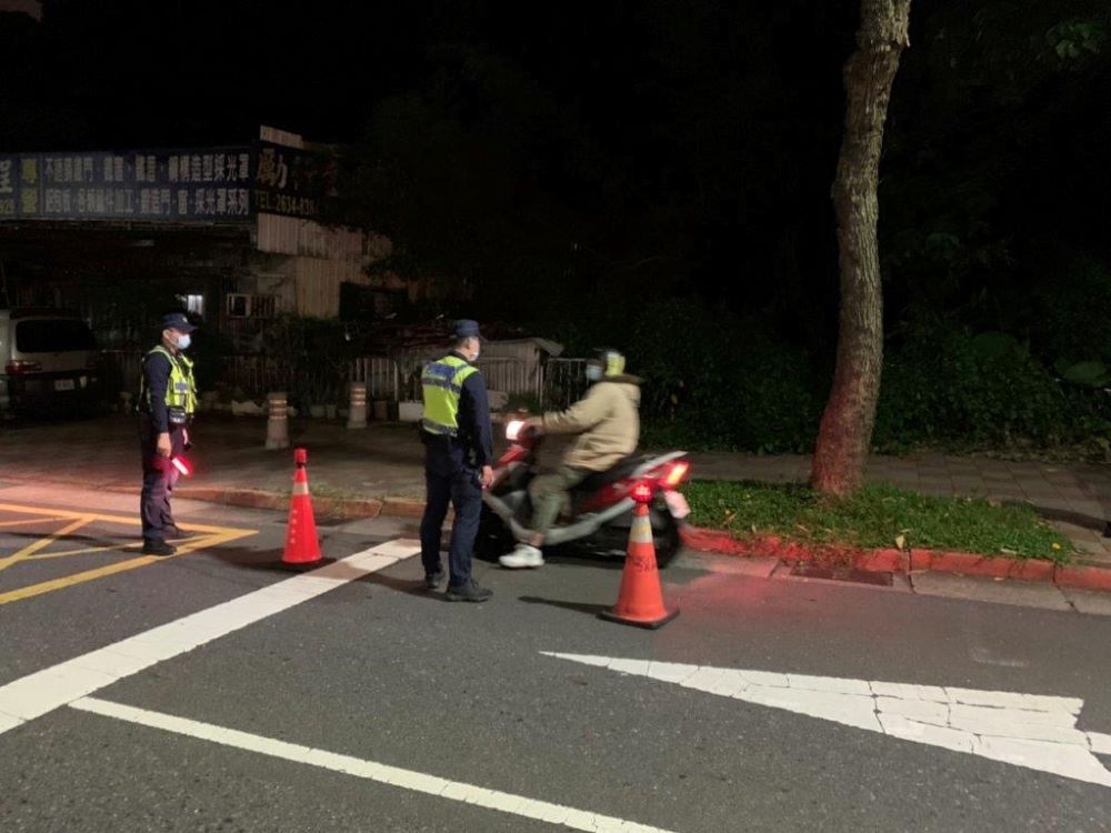 內湖分局員警於金湖路執行取締酒駕勤務