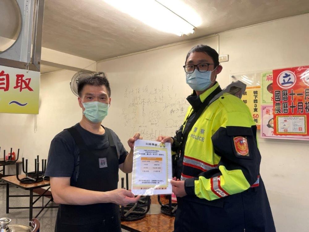 內湖分局員警於轄內易飲酒處所宣導酒後代駕資訊