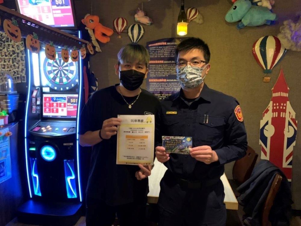 內湖分局員警於轄內易飲酒處所宣導酒後不開車觀念