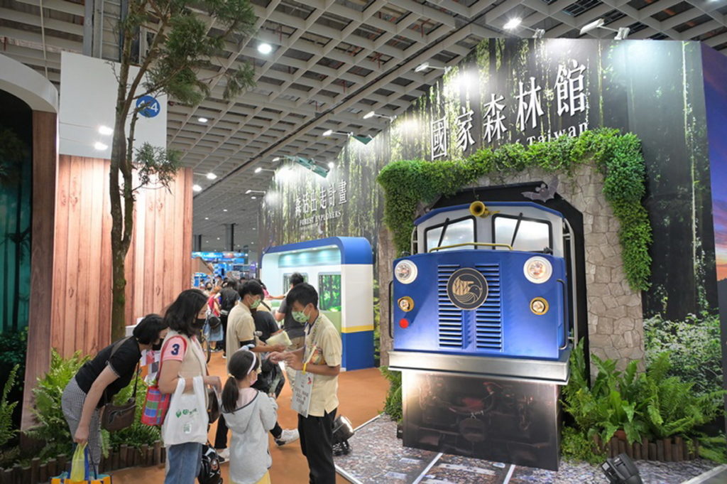 林務局的國家森林館，以森林遊樂區結合周邊資源，並將森林意象放進展館，盼更多都會民眾走入山林、愛惜山林。2