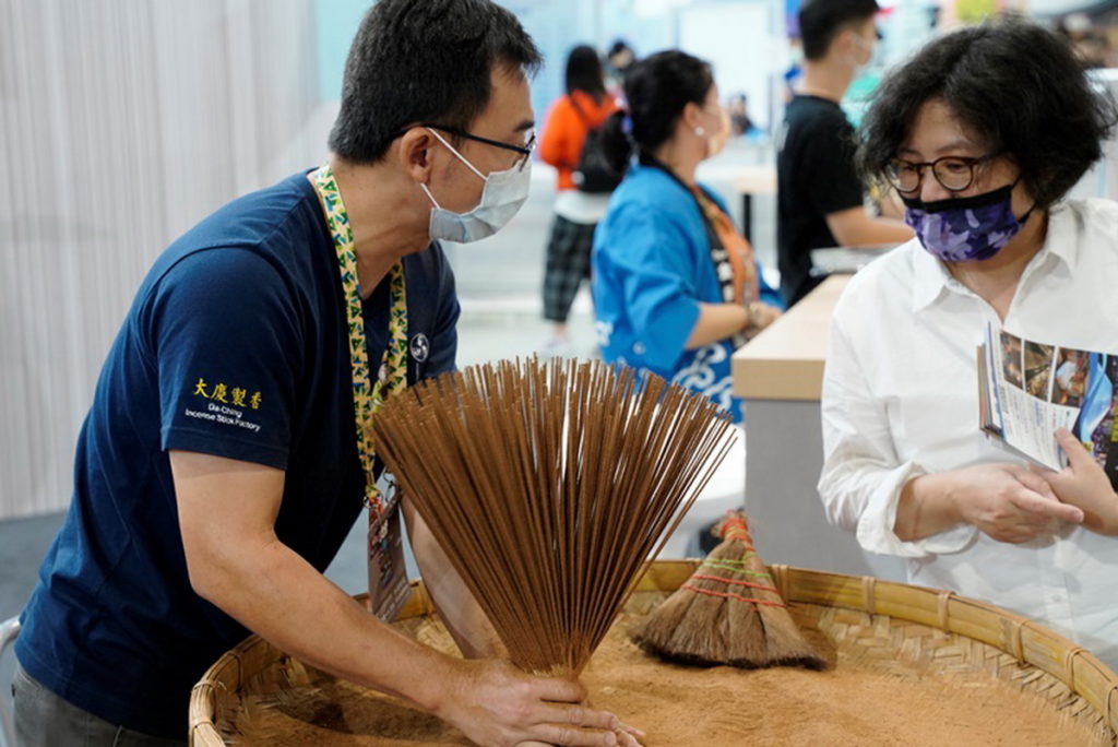 文化部邀請包括木雕、錫、漆、竹工藝、製香、編織等職人在旅展現場展演，也有定時DIY體驗活動，千萬別錯過！