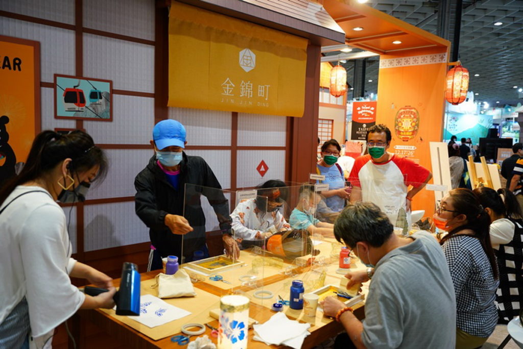 台北館以「老房子新視界」為主題，萬規劃萬華技藝拓印手篩紙燈與老派童玩味小木屋彩繪DIY。2