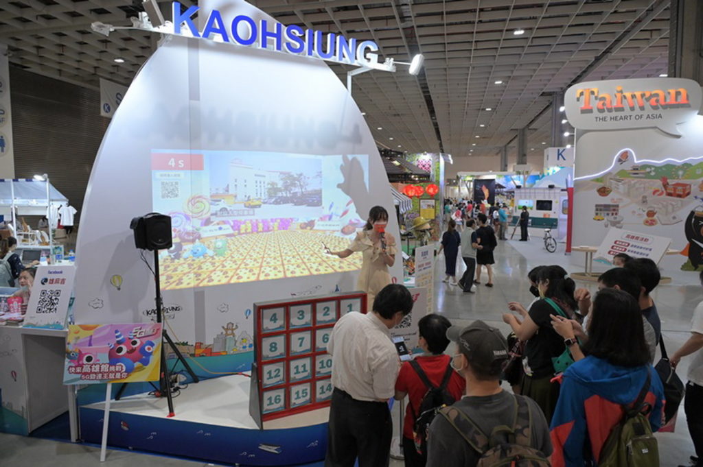 高雄館以帆船造型作為展館風格，展現港都城市的熱情，現場有超人氣高雄好物可直接購買！