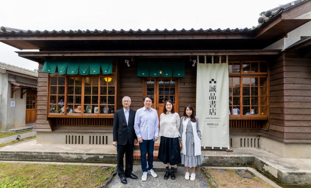 誠品書店基隆期間限定店開幕,合影貴賓左起:誠品總經理李介修、基隆市長林右昌、誠品董事長吳旻潔、基隆市政府文化局局長陳靜萍。