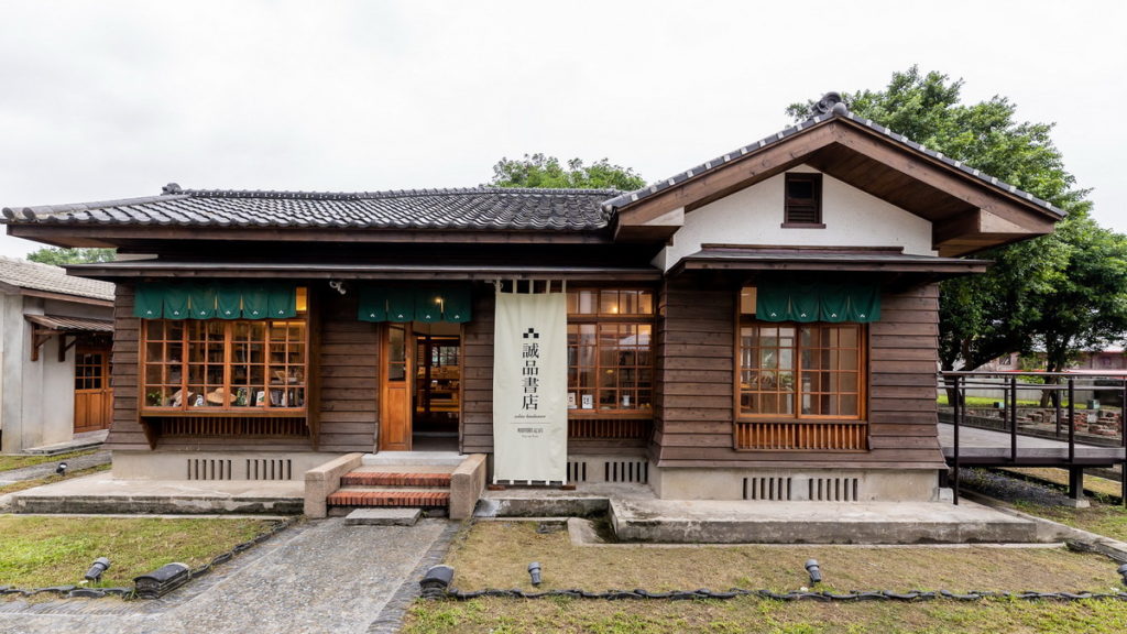 誠品書店進駐基隆「要塞司令部校官眷舍」開展期間限定店,透過主題選書、系列活動規劃,讓文化走入生活日常。