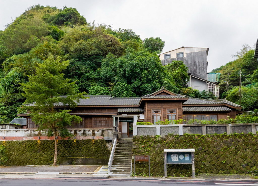 誠品書店進駐基隆「要塞司令官邸」開展期間限定店,透過主題策展介紹沙灣地區的文化資產,帶領讀者走入沙灣地區歷史時光。
