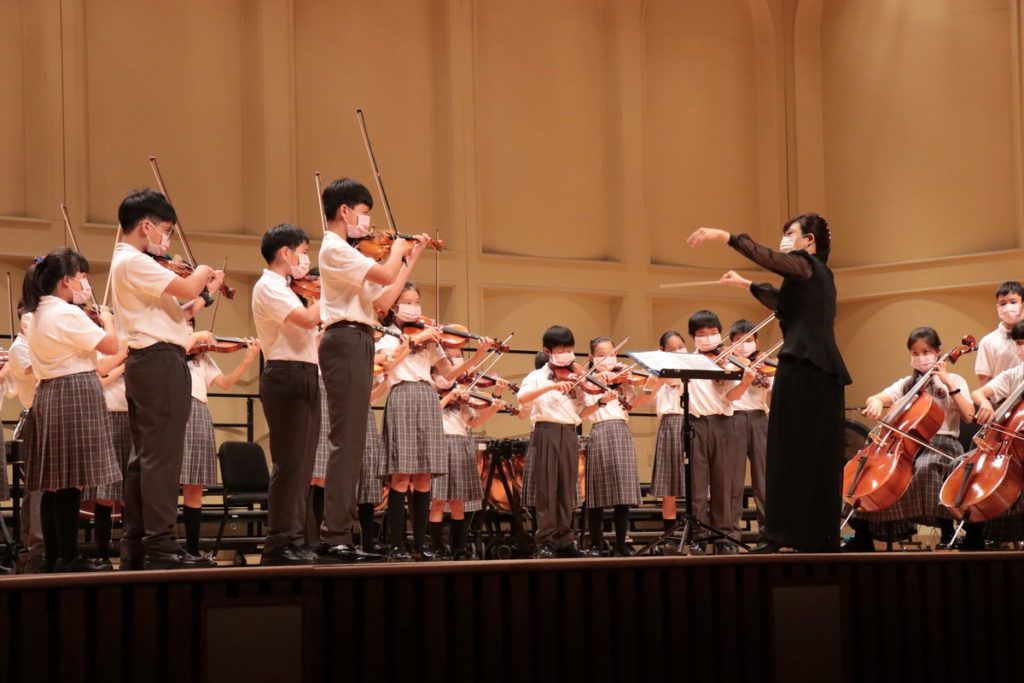 演出團體以來自嘉義及外縣市的學校為主,圖為台中市忠孝國小弦樂團進行演出,指揮者為本次音樂總監紀鎧齡博士。