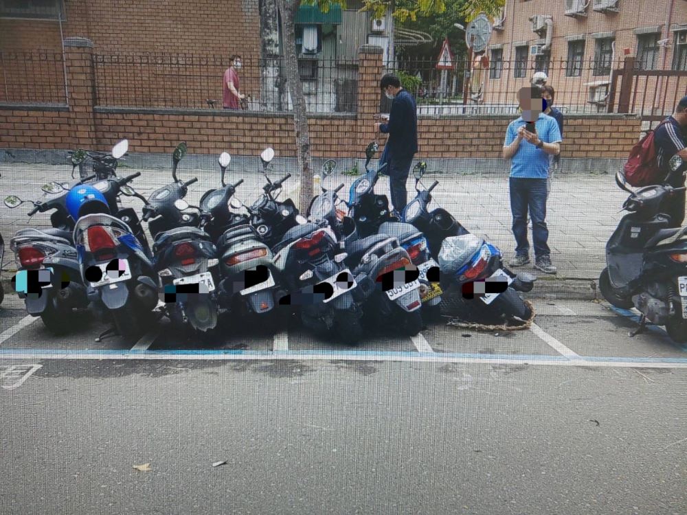 內側車疑似向右變換車道,導致外側車往右側閃避時,造成7輛機車毀損