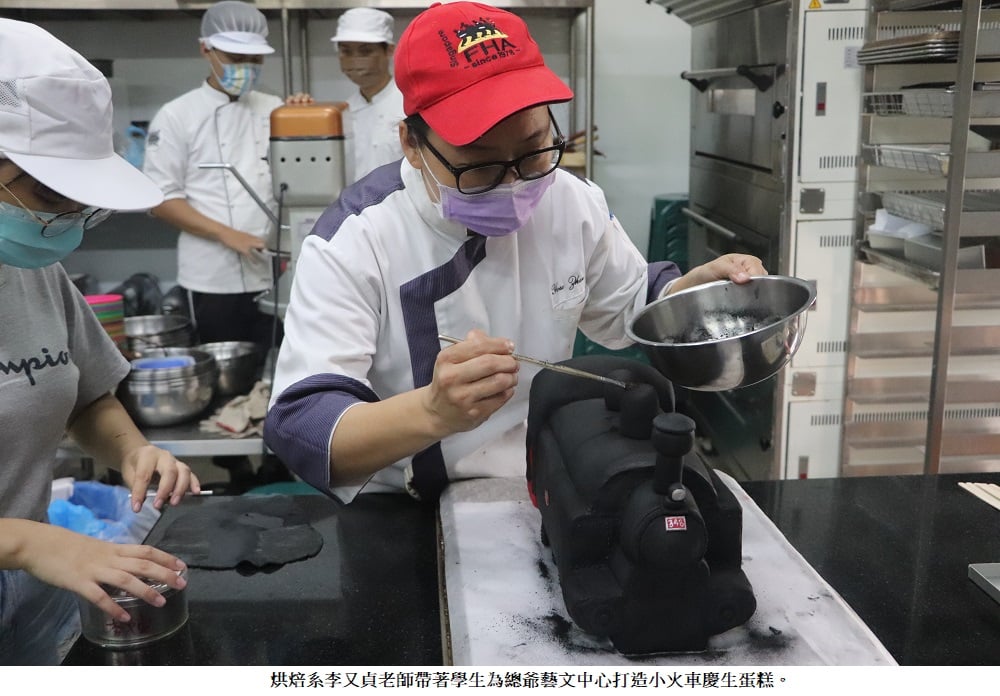可能是站立、食物和室內的圖像