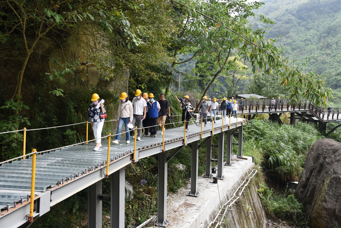 議員考察竹山瑞龍瀑布新建步道 林縣長全程陪同會勘/波新聞